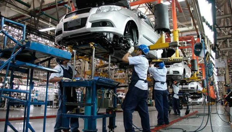 La industria volvió a crecer en agosto, pero acumula un retroceso del 2,2% en el año