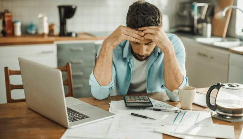 La mora familiar bajó al 12,8% en agosto impulsada por refinanciaciones