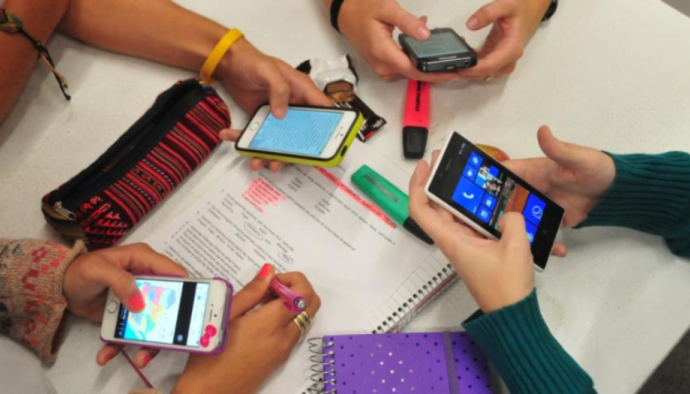 El Senado bonaerense aprobó un proyecto para restringir el uso de celulares en escuelas secundarias
