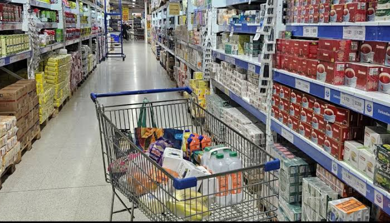 Las ventas en supermercados y mayoristas cayeron más del 3% en agosto, mientras que los shoppings registraron un avance