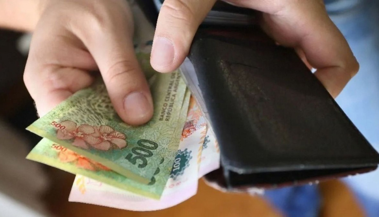 El 53% de las familias dejó de comprar insumos básicos y el 76% pide subir salarios