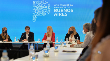 Kicillof presentó "Aulas del Bicentenario" y recordó a los maestros en su día