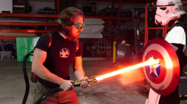 Un youtuber creó el primer sable de luz capaz de cortar el acero y causa furor