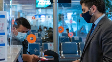 Aerolíneas Argentinas anunció sanciones a pasajeros que intenten evadir controles sanitarios