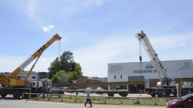 El Municipio removió los restos de la pasarela peatonal de Rivadavia y Chacabuco