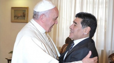 El Papa Francisco le envió un rosario a la familia de Maradona