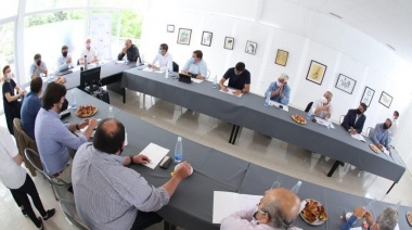Intendentes piden sostener los cuidados para garantizar la temporada, tras el encuentro con Kicillof