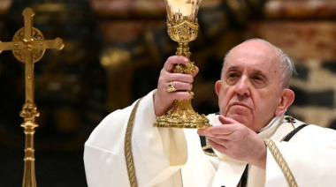 El papa Francisco oficializó que las mujeres puedan repartir la comunión y ayudar en el altar