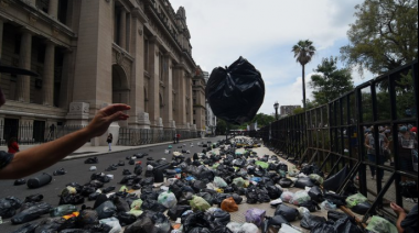 Se realizó una movilización para pedir la libertad de Milagro Sala y arrojaron cientos de bolsas de basura en Tribunales