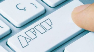 AFIP: empleados y jubilados ya pueden acceder al reintegro del 35% por la compra de dólares