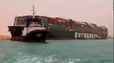 Suspenden la navegación por el Canal de Suez por un buque encallado