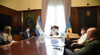 Garro recibió a representantes de una droguería, quienes donaron barbijos y alcohol en gel 
