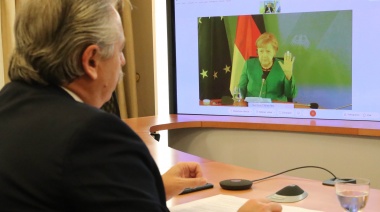 Fernández en conferencia con Ángela Merkel