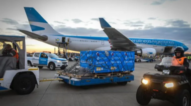 Llegó al país el vuelo con 300 litros del componente activo para fabricar la vacuna Sputnik V