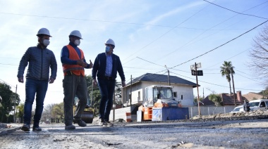 El Municipio ejecuta una obra de asfalto sobre la calle 462 de City Bell