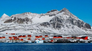 Base Carlini: Se congeló la superficie del agua del mar