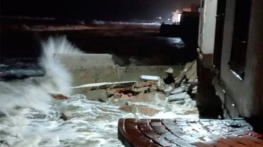 Por la sudestada se derrumbó una casa sobre la playa en Mar del Tuyú 