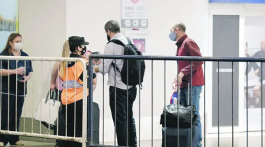 El Gobierno analiza permitir el ingreso de extranjeros vacunados con dos dosis