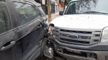 Un agente municipal platense chocó con una camioneta oficial al perder el control del vehículo