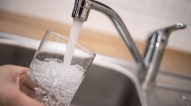 Vecinos de Berisso denuncian que el agua sale turbia y con mal olor