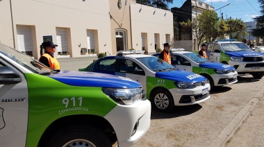 15 jóvenes dieron vuelta y destrozaron un auto estacionado
