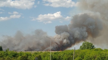 Brigadistas intentan apagar un incendio en el parque nacional