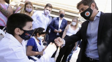Axel Kicillof supervisó la vacunación en una escuela de Almirante Brown