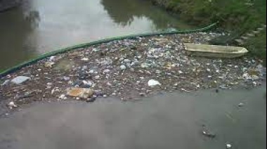 Operativo de limpieza: Retiran 45 toneladas de basura de uno de los arroyos que inundó la ciudad