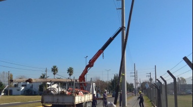 Continúa la colocación de nuevas columnas de hormigón en los tendidos eléctricos troncales
