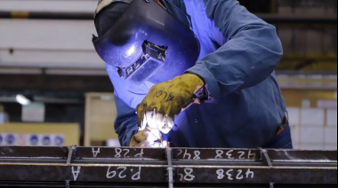 Trabajadores metalúrgicos acordaron un aumento salarial del 12,3% con cláusula de revisión en marzo