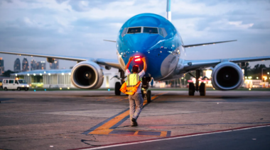 Aerolíneas Argentinas prevé transportar 210.000 pasajeros este fin de semana largo de Semana Santa
