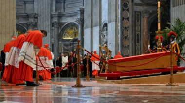 El cuerpo del papa Francisco ya descansa en San Pedro: miles de fieles se acercan a despedirlo