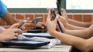 Se avanza hacia la restricción total del uso de pantallas en las escuelas