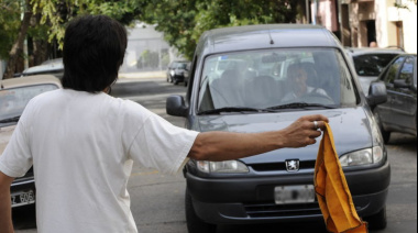 Tandil evalúa una ordenanza para restringir la actividad de cuidacoches y limpiavidrios