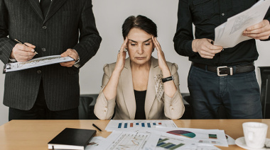 La "epidemia" del control: el micromanagement ya es la principal causa de estrés y fuga de talento en las empresas