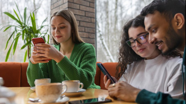 Generación Z y democracia: alta valoración institucional y vínculos que resisten a la "grieta"