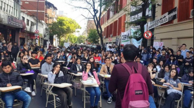 Docentes de la UBA llevaron el reclamo salarial hasta la puerta de la casa de Adorni