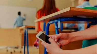 El 10% de los colegios privados ya limitan o prohíben el uso de celulares
