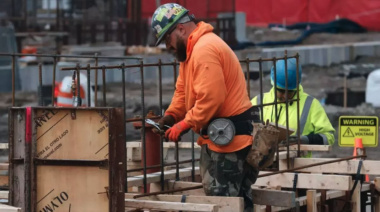 Un informe advirtió que la caída del empleo privado registrado supera la crisis de 2018-2019