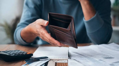 Casi el 48% de los hogares argentinos recurre a deudas o ahorros para subsistir