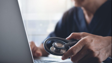 El Colegio de Médicos advierte sobre el avance de la telemedicina y exige fijar pautas para la atención remota