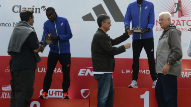 Más de 16 mil corredores de 64 países disputaron la Maratón en las calles de la Ciudad de Buenos Aires