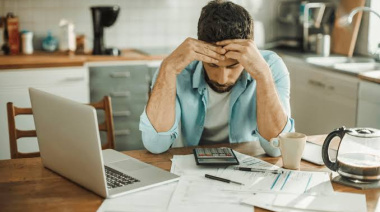 La mora familiar bajó al 12,8% en agosto impulsada por refinanciaciones