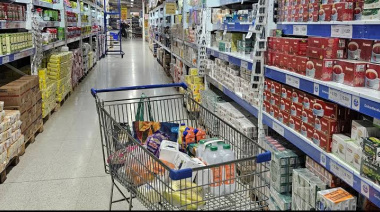 Las ventas en supermercados y mayoristas cayeron más del 3% en agosto, mientras que los shoppings registraron un avance