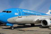 Aerolíneas Argentinas suspenderá a unos 7.500 trabajadores y recortará sueldos