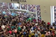 Avalancha humana en la reapertura de un shopping en Brasil