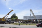 El Municipio removió los restos de la pasarela peatonal de Rivadavia y Chacabuco