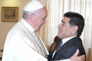 El Papa Francisco le envió un rosario a la familia de Maradona
