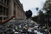 Se realizó una movilización para pedir la libertad de Milagro Sala y arrojaron cientos de bolsas de basura en Tribunales