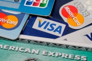 Se desacelera el consumo con tarjetas por límites de crédito e impuesto a sellos